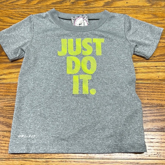 🌸3/$30🌸 NIKE | Dri-Fit grey “Just do it.” Logo tee/T-shirt/top - Picture 1 of 2